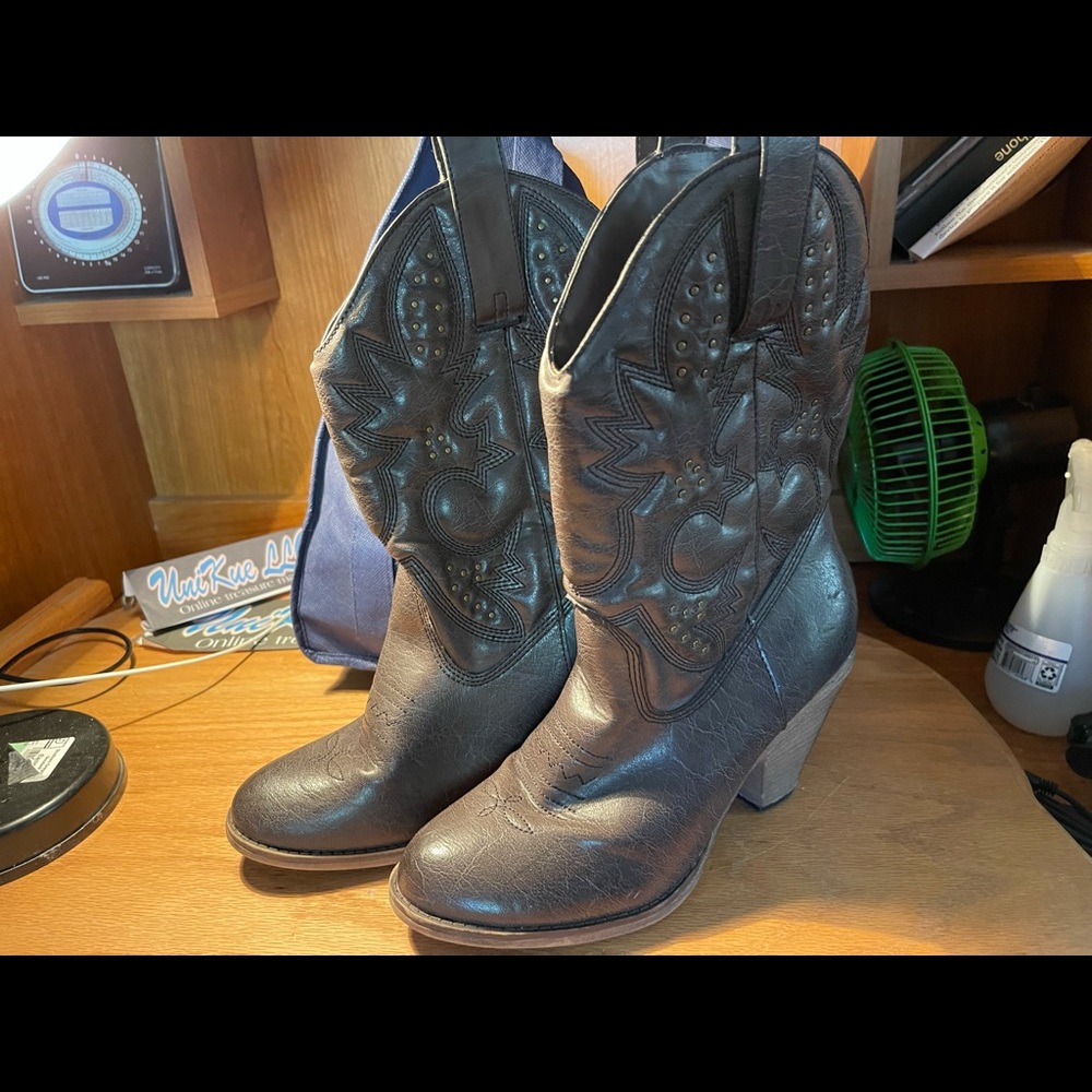 Women’s cowboy boots size 8